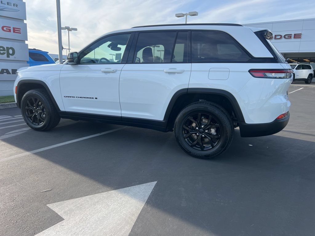 Used 2024 Jeep Grand Cherokee Altitude RWD image 20