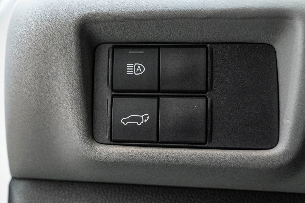 Used 2020 Toyota Highlander XLE AWD/4WD image 24