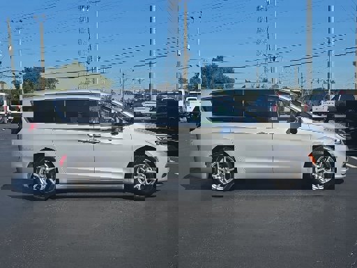 Used 2024 Chrysler Pacifica Touring-L image 8