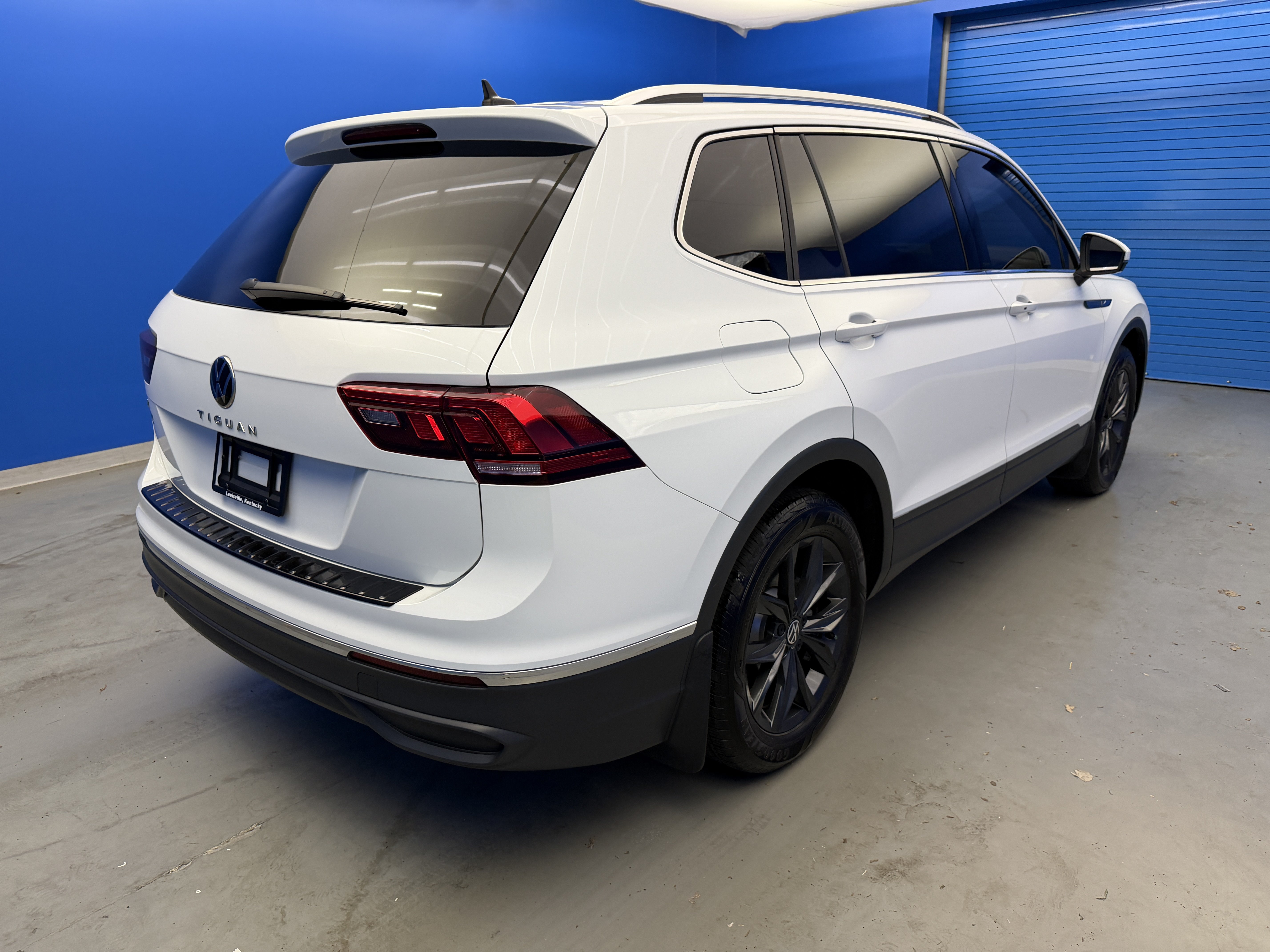 Used 2024 Volkswagen Tiguan SE w/ Panoramic Sunroof Package FWD image 12