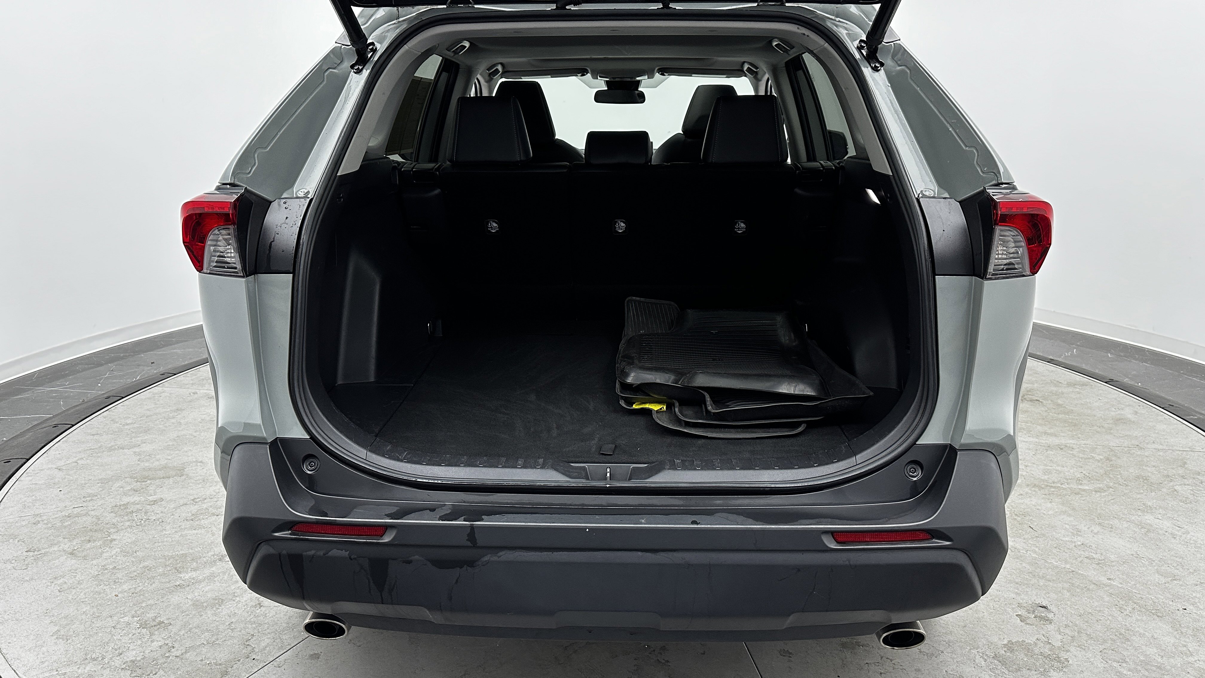 Used 2022 Toyota RAV4 XLE Premium image 31