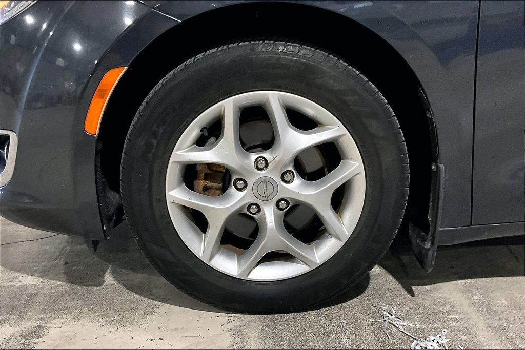 Used 2020 Chrysler Pacifica Touring w/ Tire & Wheel Group image 8