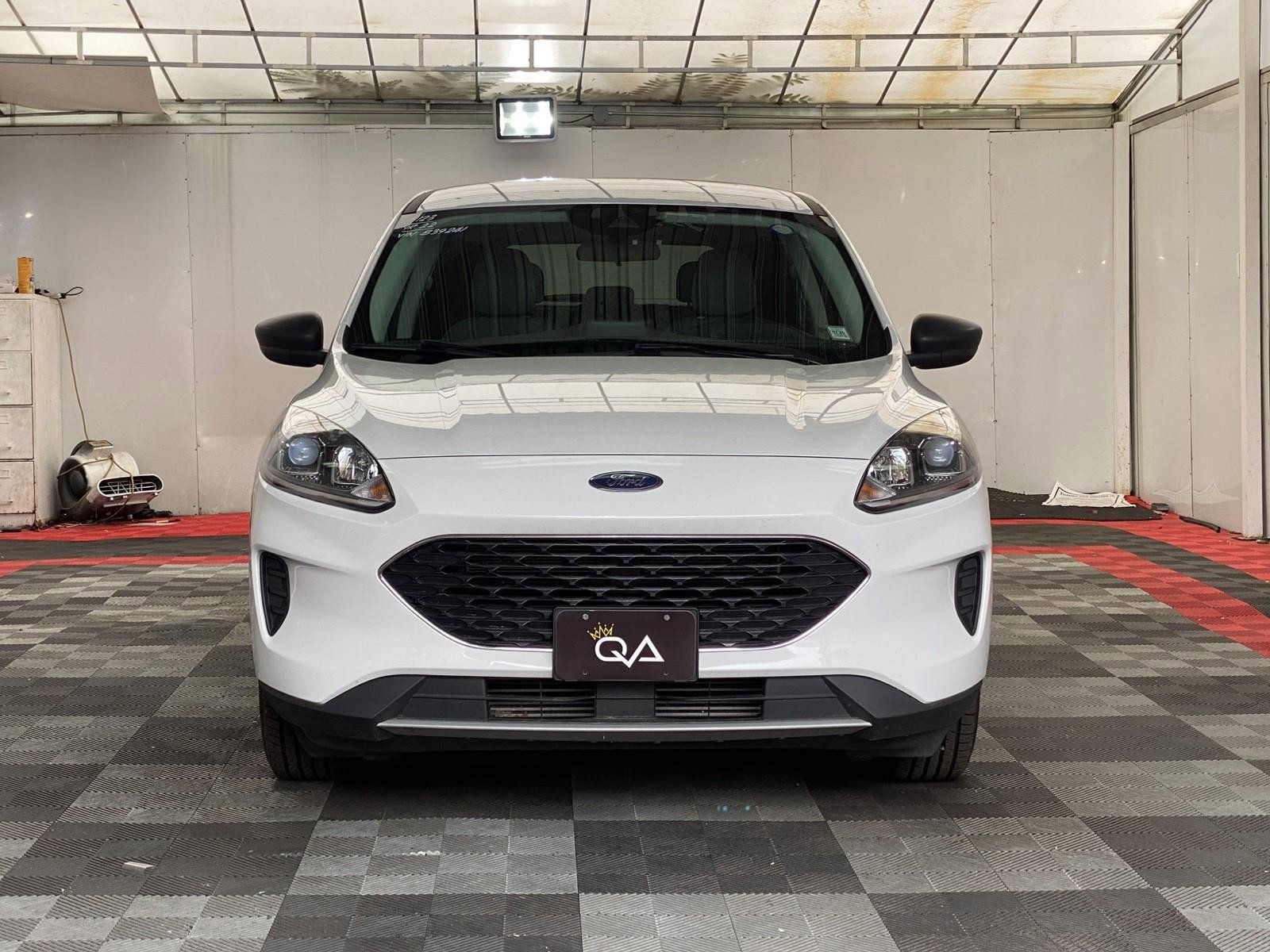 Used 2022 Ford Escape SE w/ Cold Weather Package image 2