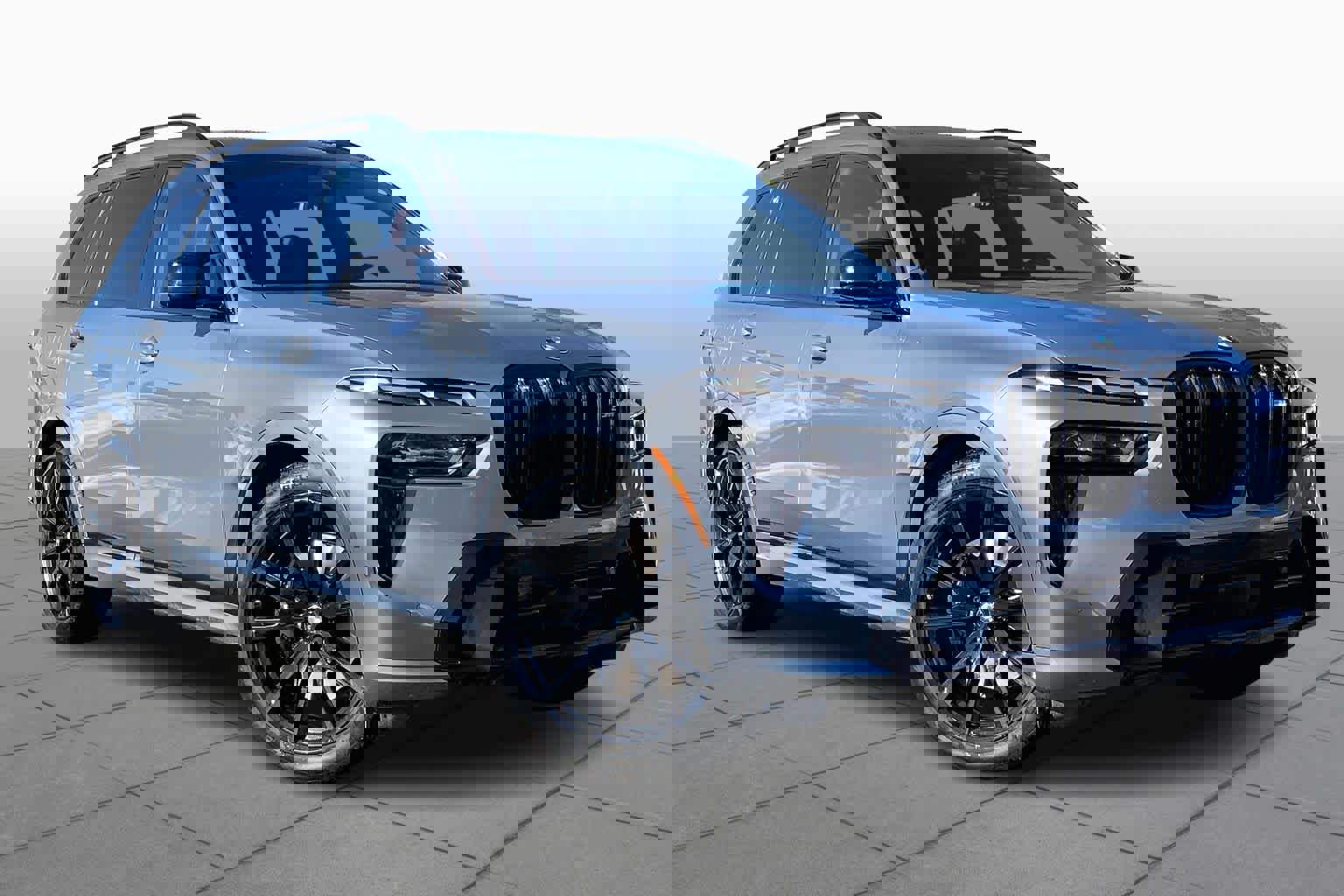 Used 2025 BMW X7 M60i w/ Climate Comfort Package image 3