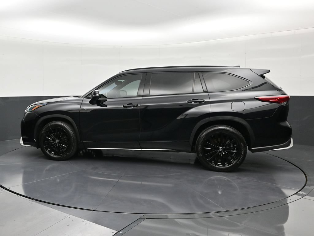 Used 2023 Toyota Highlander XSE FWD image 2