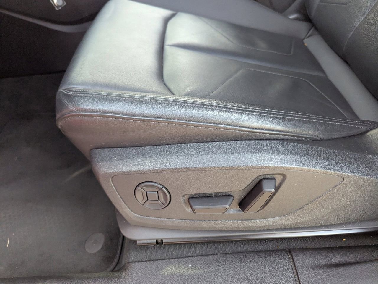 Used 2025 Audi Q3 2.0T Premium image 32