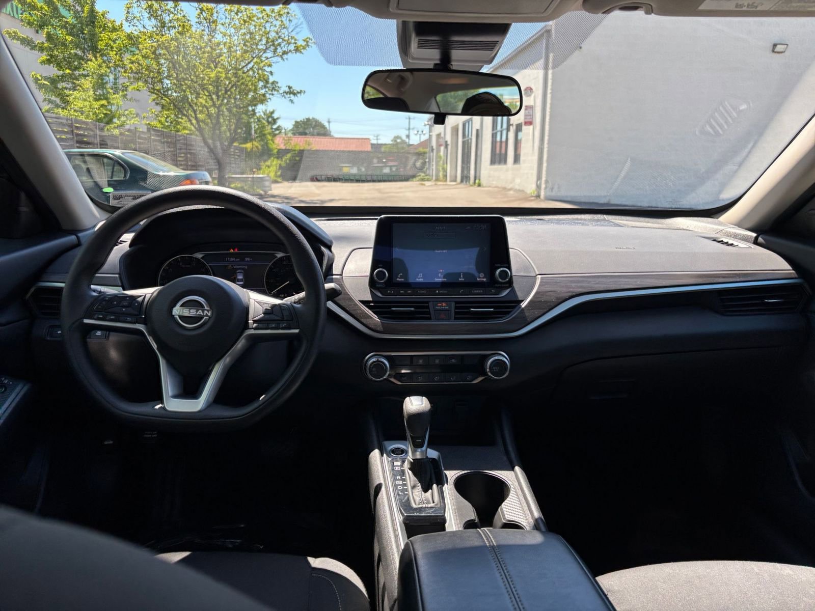 Used 2025 Nissan Altima 2.5 SV FWD image 34