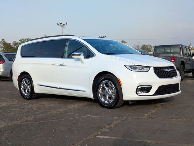Used 2022 Chrysler Pacifica Limited image 2
