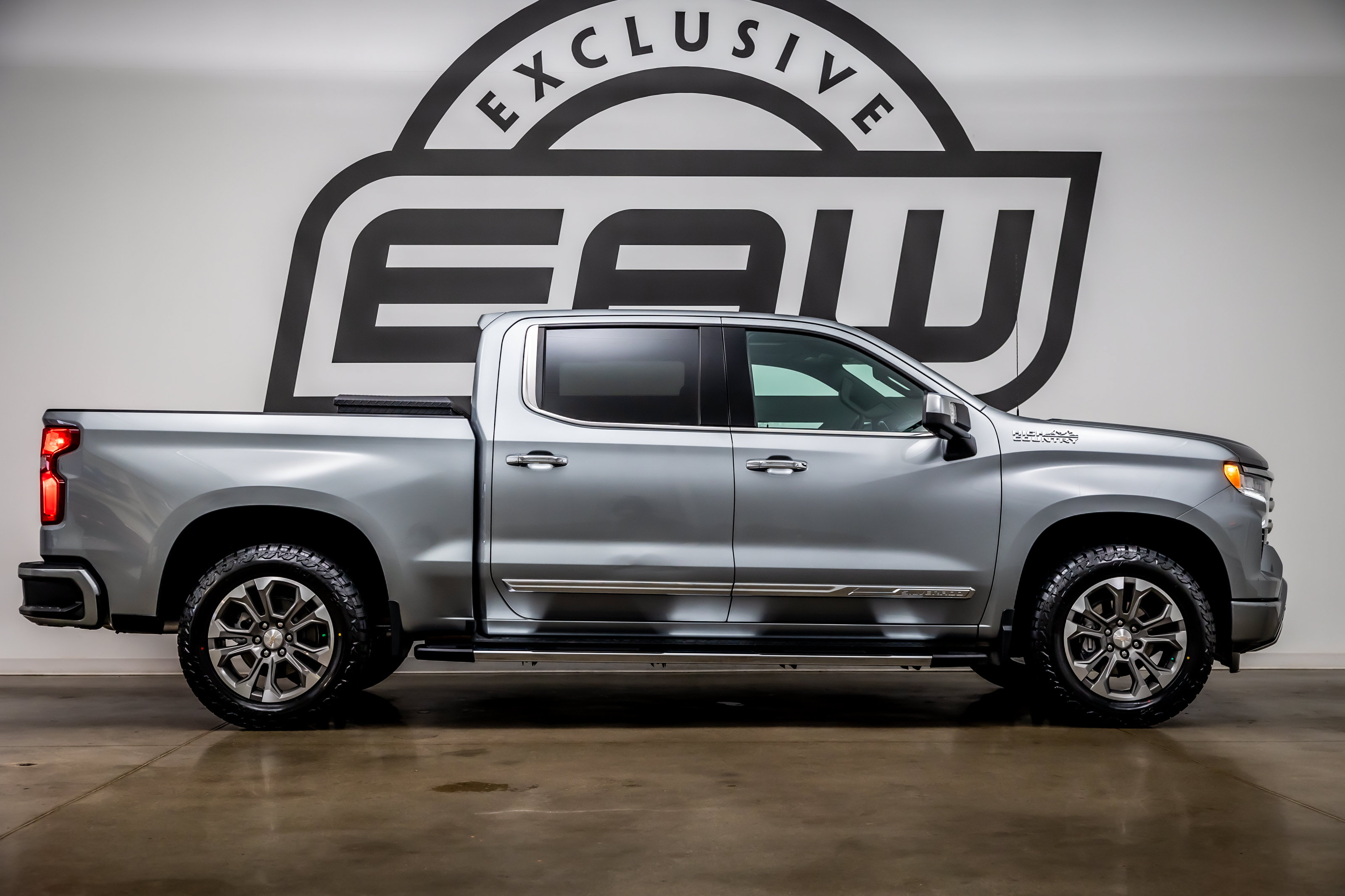 Used 2024 Chevrolet Silverado 1500 High Country w/ Z71 Off-Road Package AWD/4WD image 9