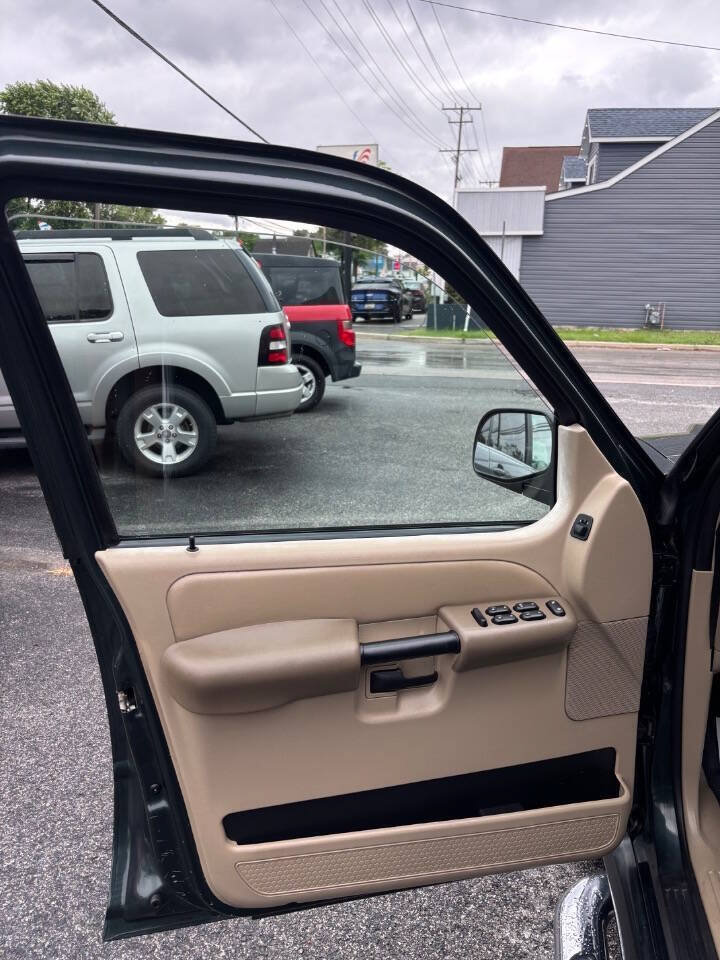 Used 2004 Ford Explorer Sport Trac XLT AWD/4WD image 9