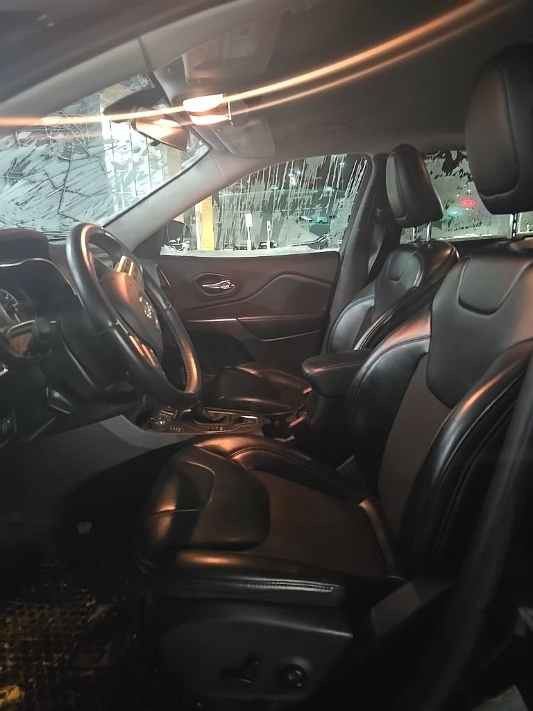 Certified 2019 Jeep Cherokee Latitude Plus w/ Cold Weather Group image 5