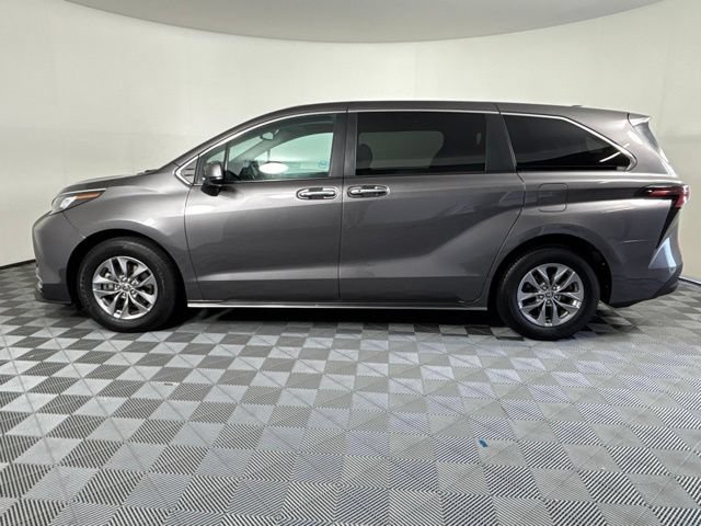 Used 2023 Toyota Sienna XLE AWD/4WD image 9
