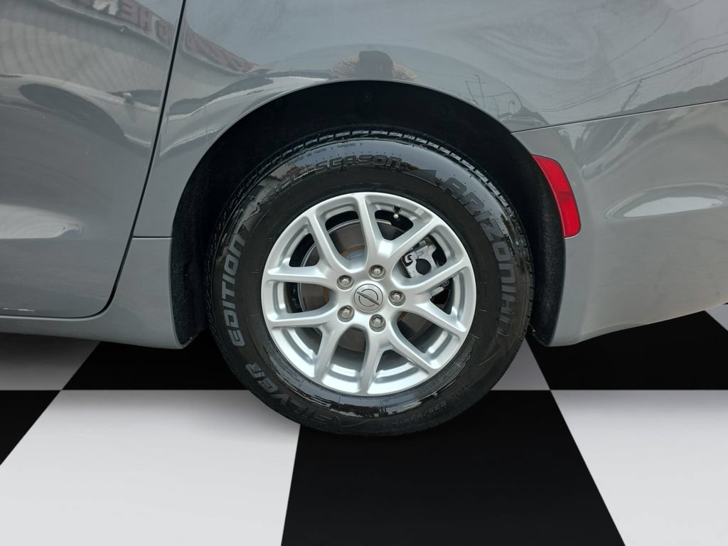 Used 2022 Chrysler Pacifica Touring-L FWD image 14