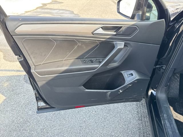 Used 2022 Volkswagen Tiguan SE w/ Panoramic Sunroof Package image 18