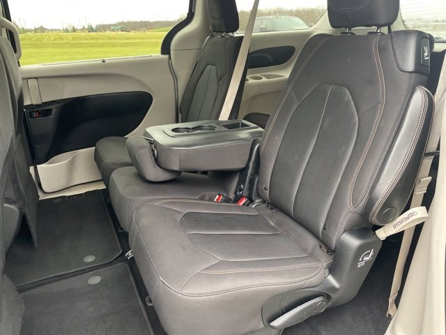 Used 2020 Chrysler Pacifica Touring w/ Tire & Wheel Group image 9