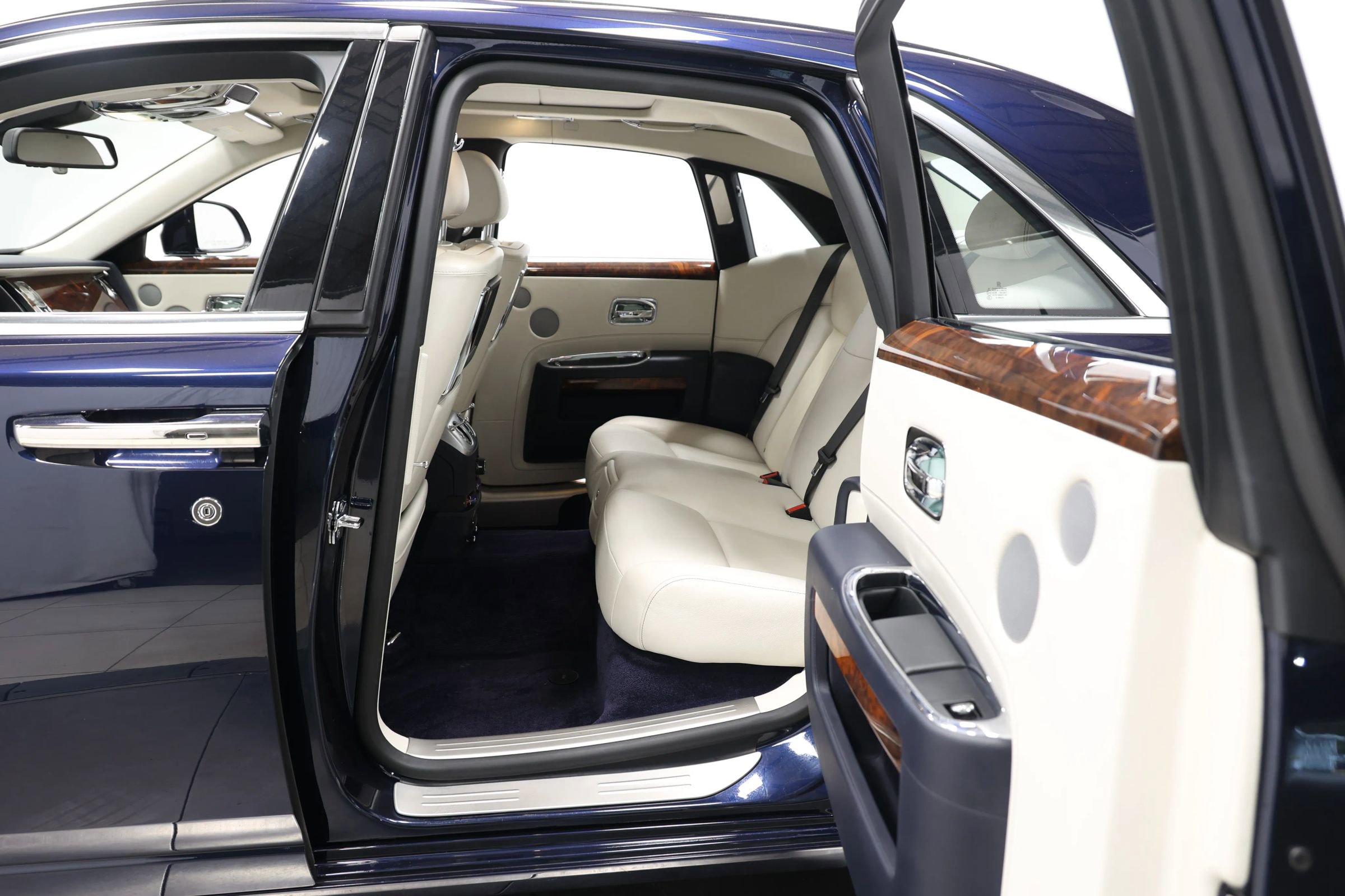 Used 2015 Rolls-Royce Ghost image 48