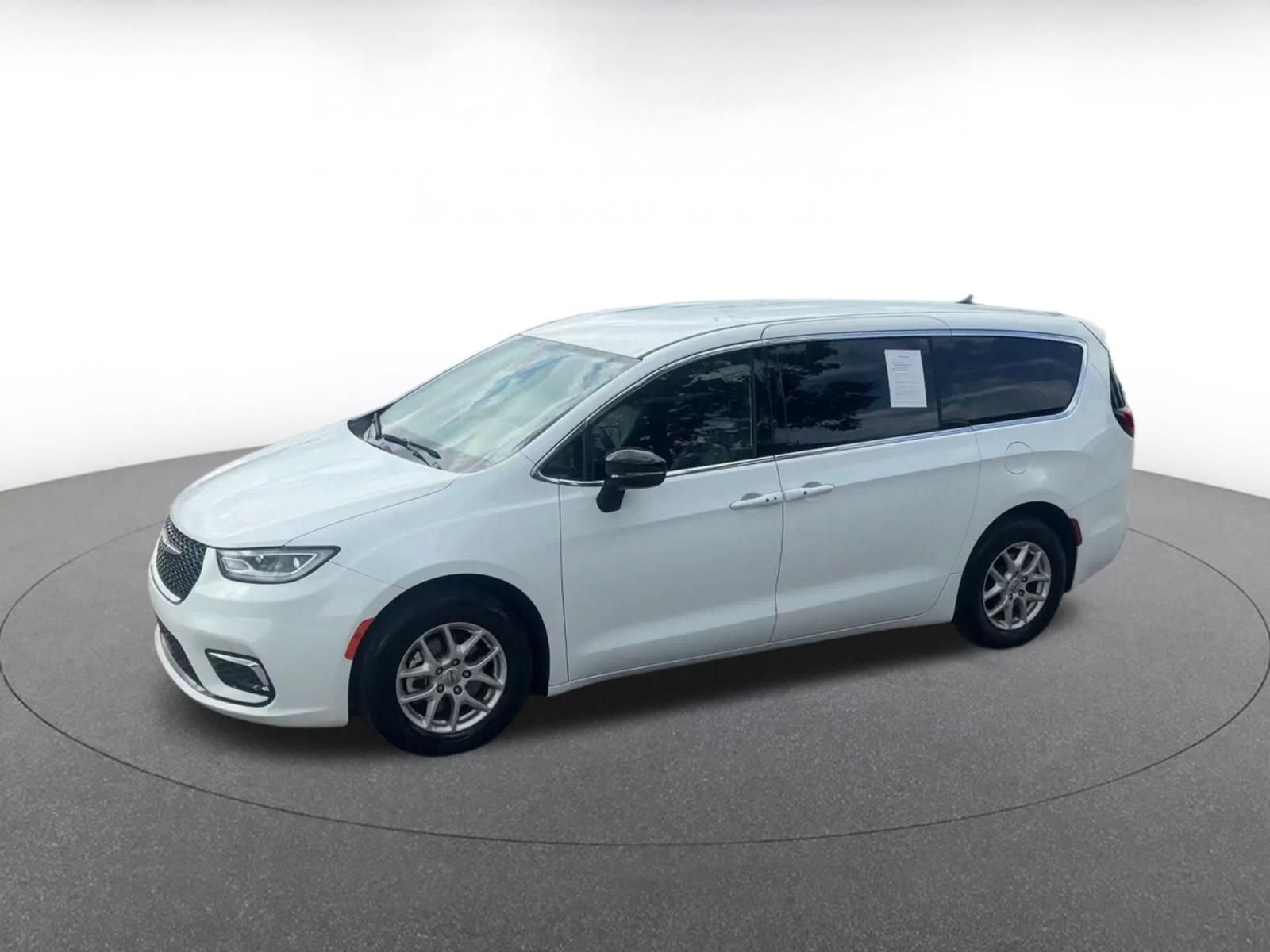Used 2025 Chrysler Pacifica Select FWD image 7
