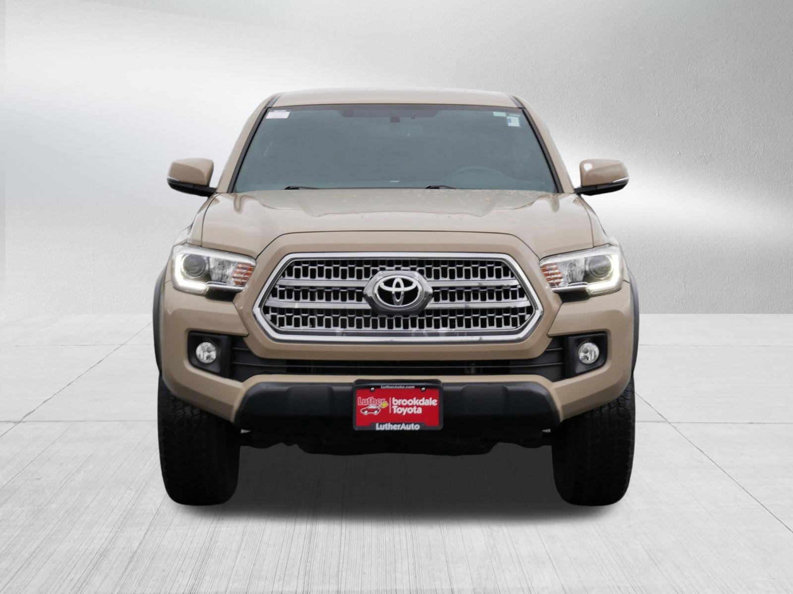 Used 2017 Toyota Tacoma TRD Off-Road w/ Tow Package (A/T) image 2