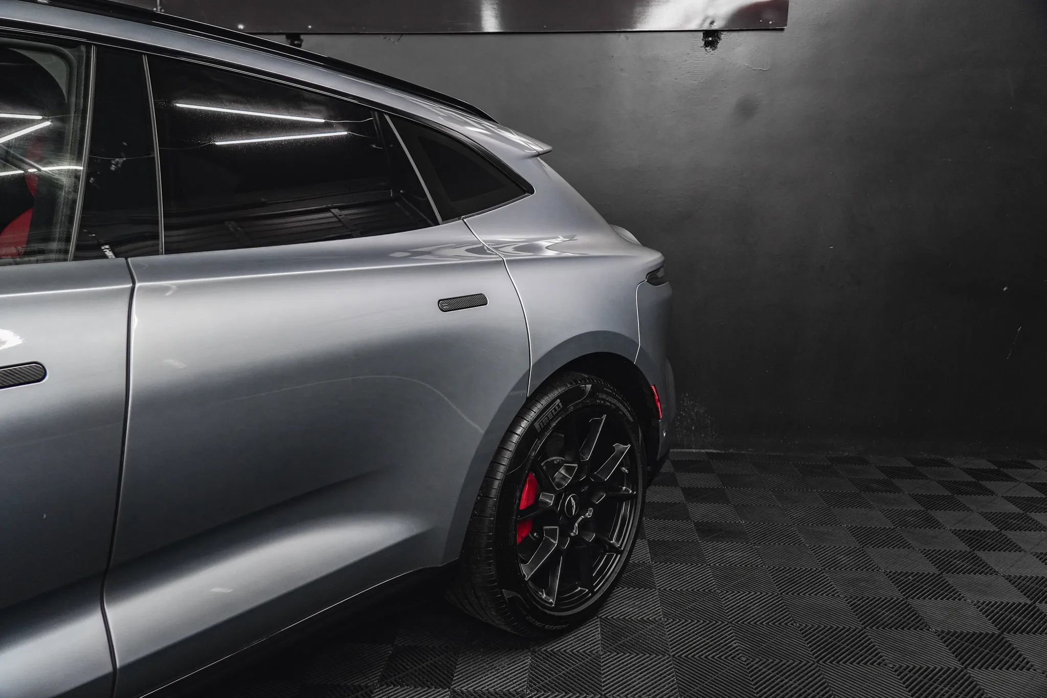Used 2021 Aston Martin DBX AWD/4WD image 9