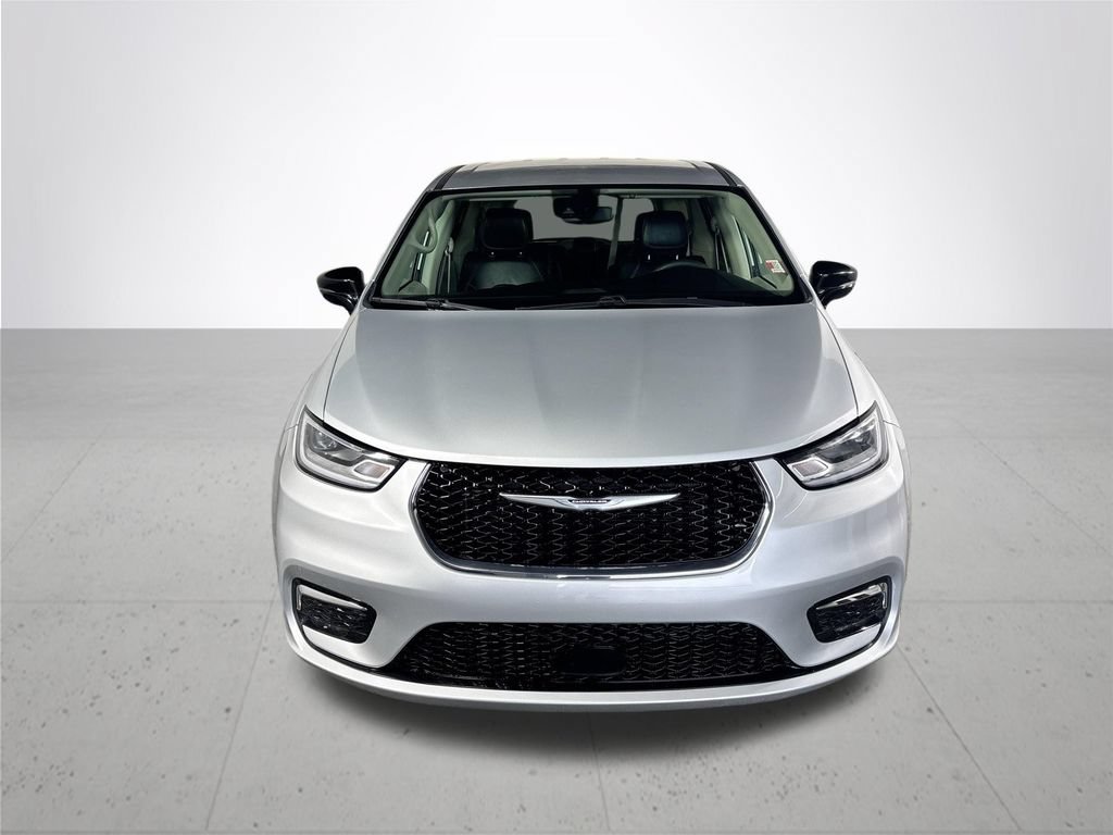 Used 2024 Chrysler Pacifica Touring-L FWD image 2