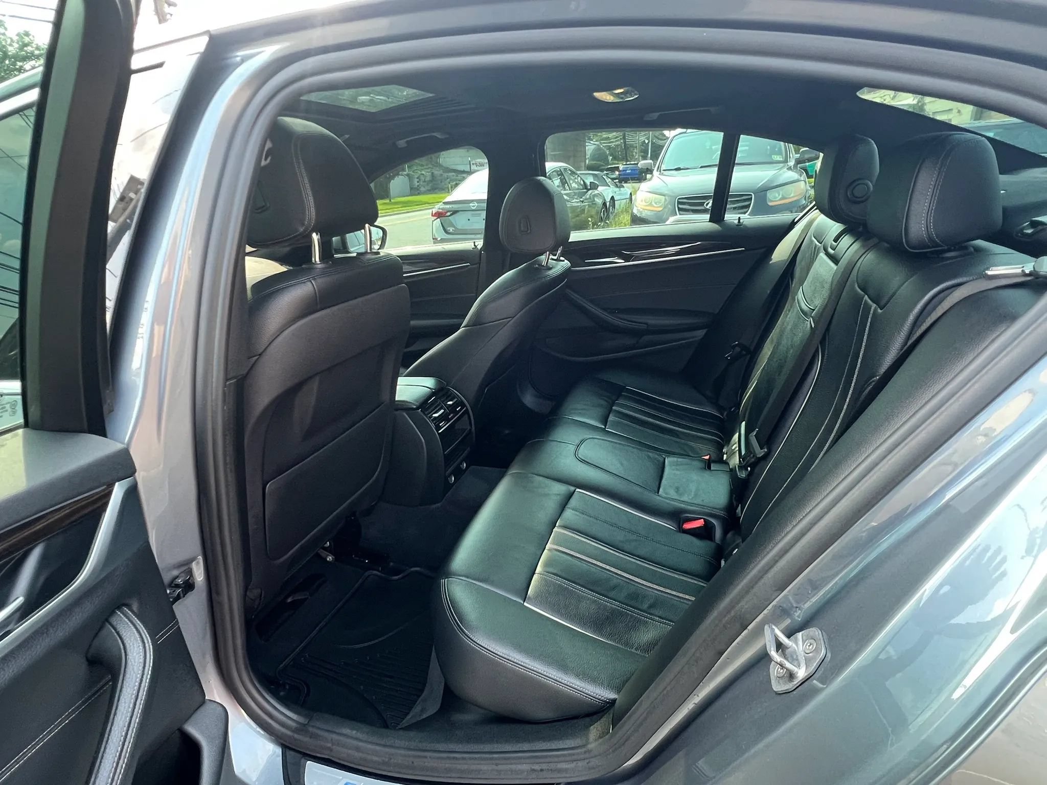 Used 2018 BMW 530e xDrive w/ Premium Package 2 AWD/4WD image 28