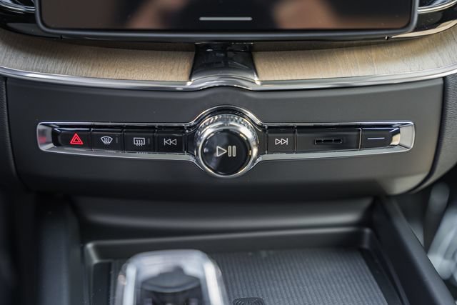 New 2027 Volvo XC60 B5 Plus AWD/4WD image 24