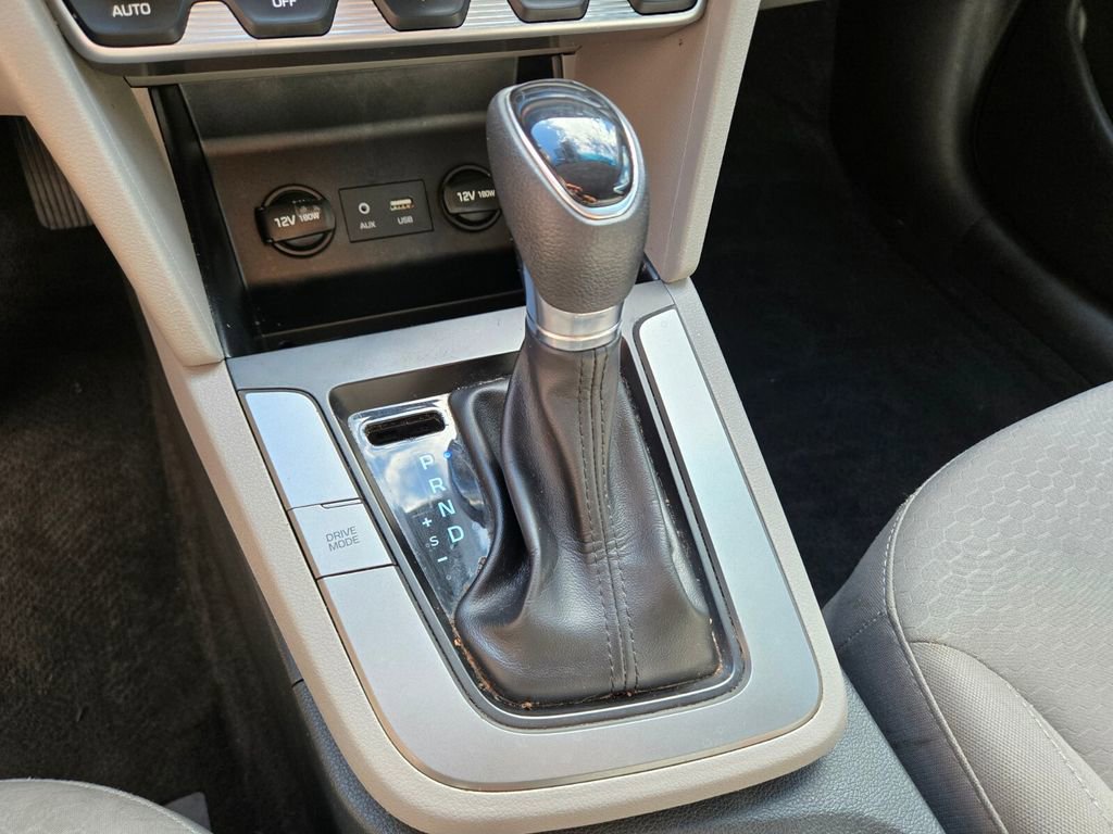 Used 2020 Hyundai Elantra SE FWD image 29