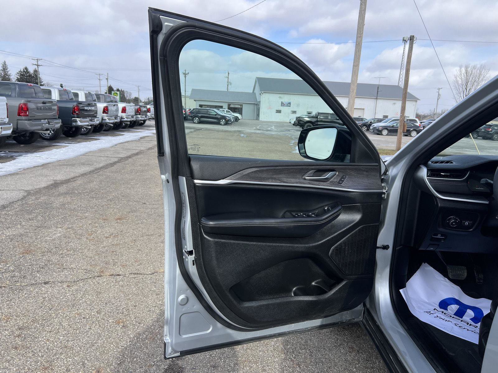 Used 2024 Jeep Grand Cherokee L Limited w/ Luxury Tech Group II image 11