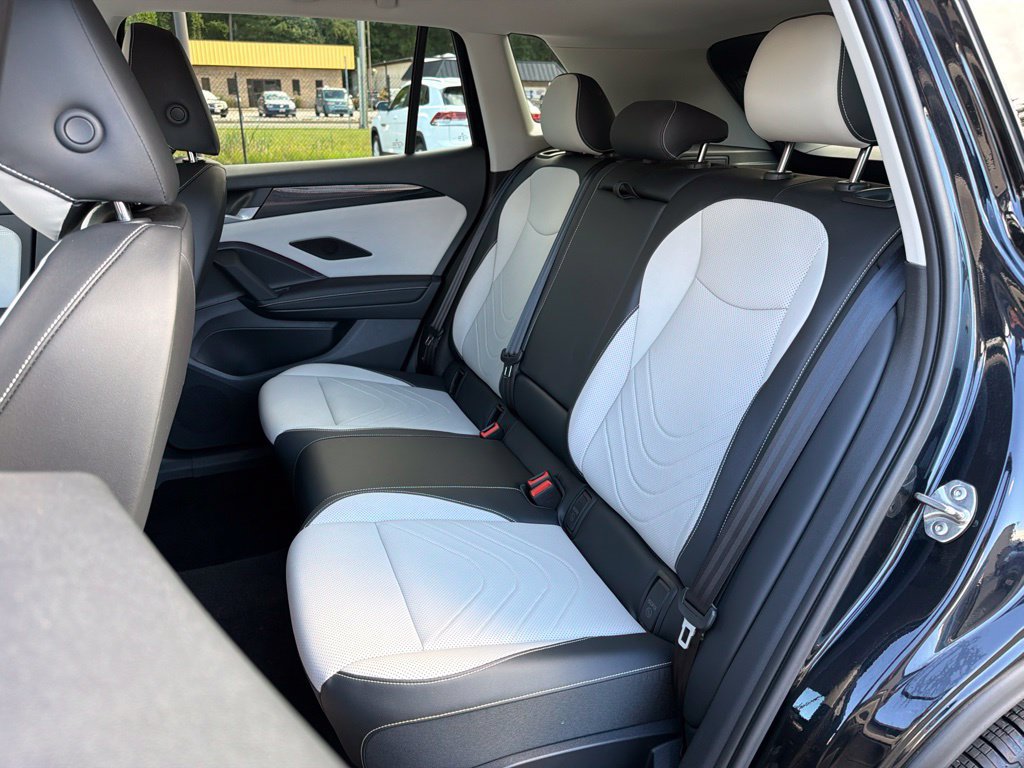 Used 2025 Volkswagen Tiguan SE AWD/4WD image 18