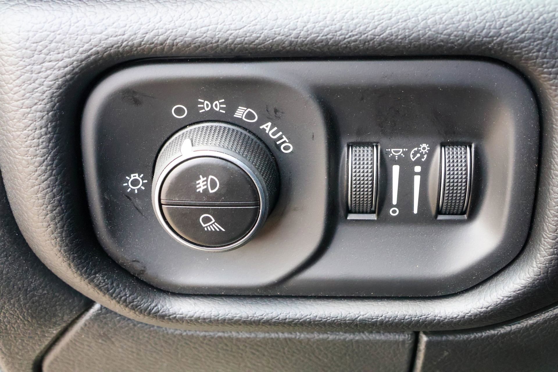 New 2026 RAM 3500 Laramie AWD/4WD image 27