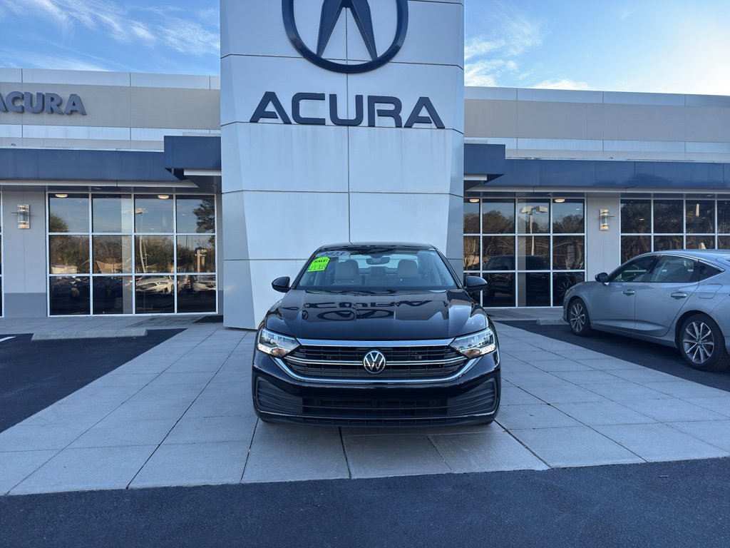 Used 2023 Volkswagen Jetta SE w/ Panoramic Sunroof Package image 2