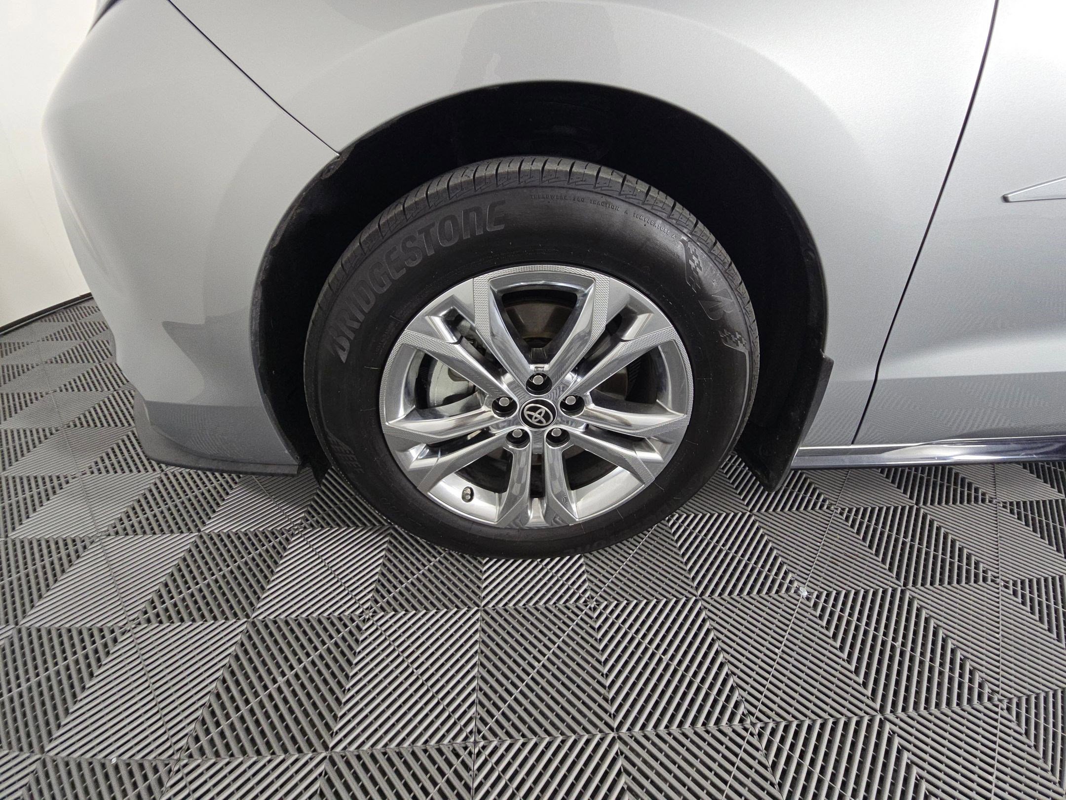 Used 2024 Toyota Sienna Platinum image 34