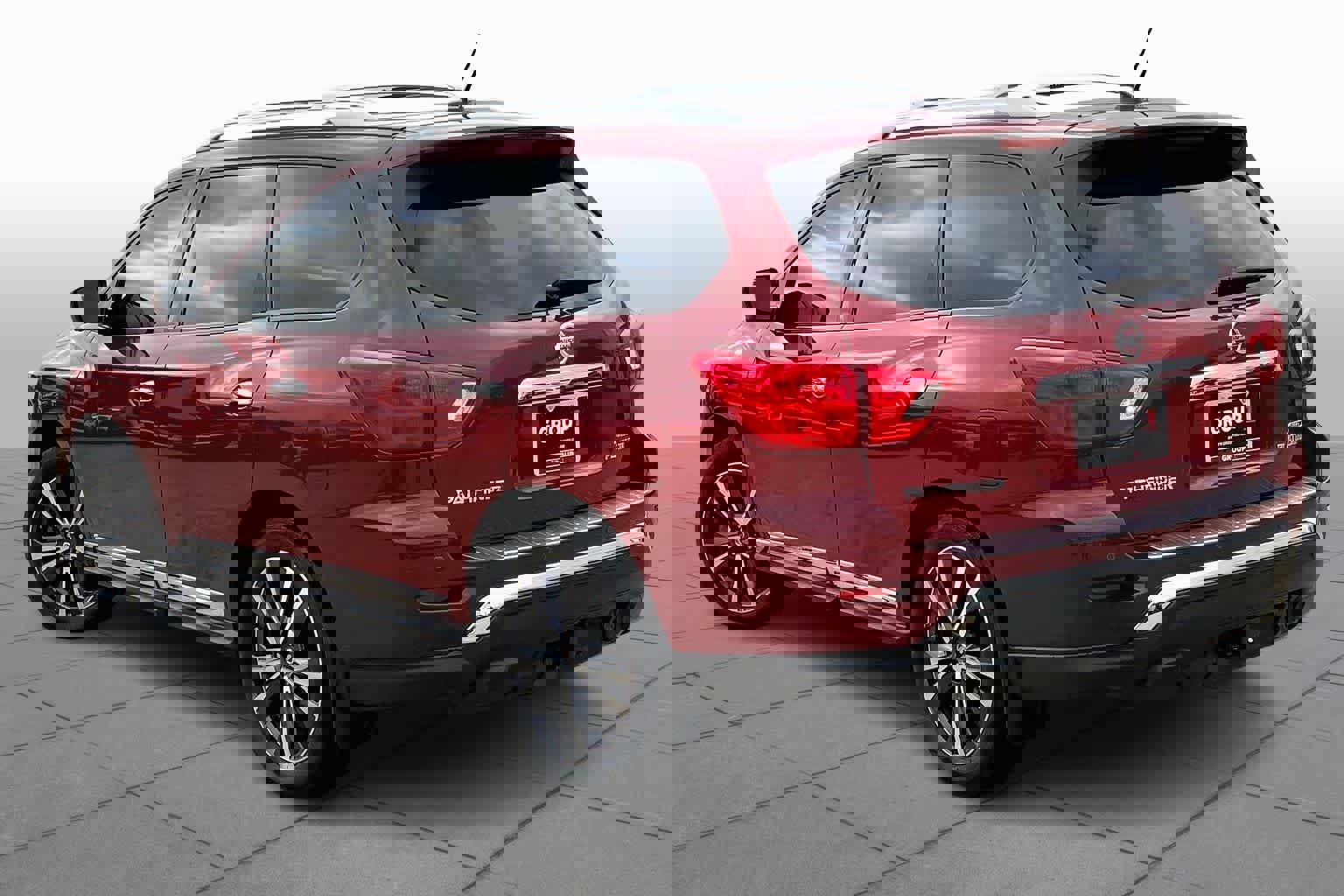 Used 2018 Nissan Pathfinder Platinum image 10