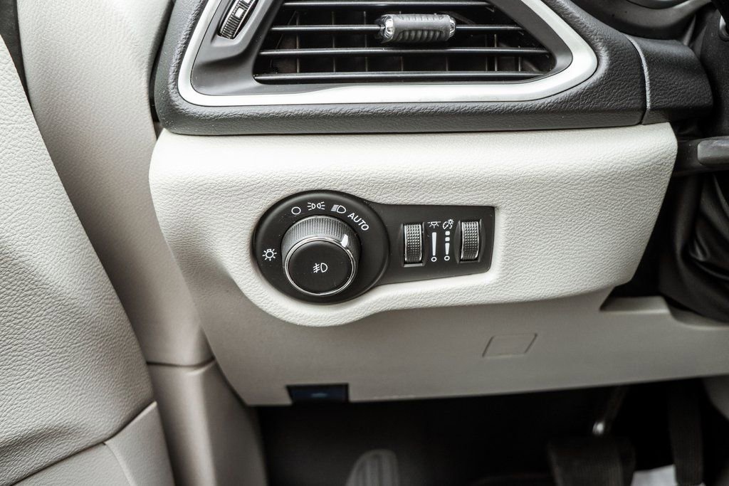 Used 2023 Chrysler Pacifica Touring-L FWD image 17