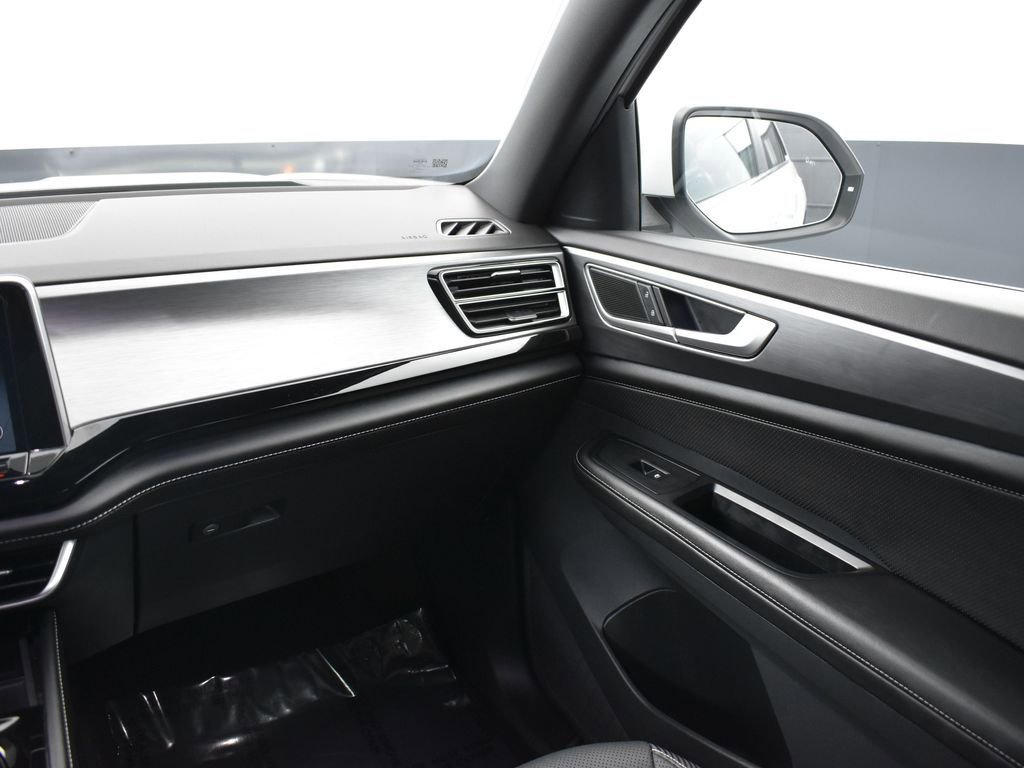 Used 2024 Volkswagen Atlas Cross Sport SE image 17