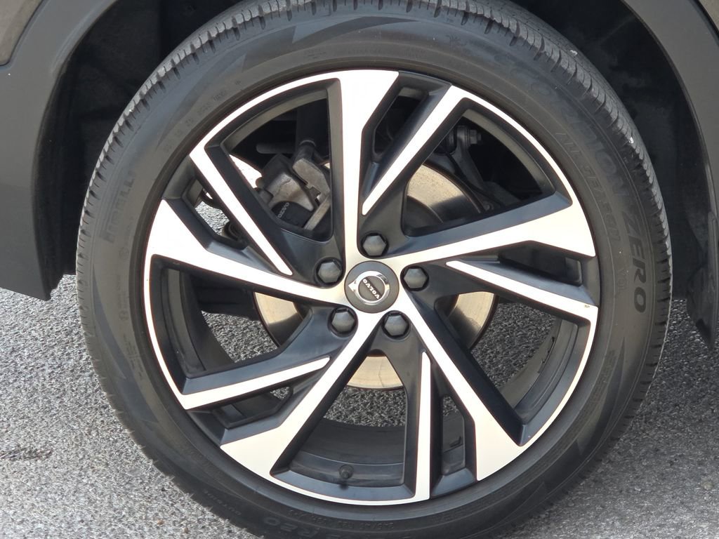Used 2021 Volvo XC40 T5 R-Design w/ Advanced Package image 9