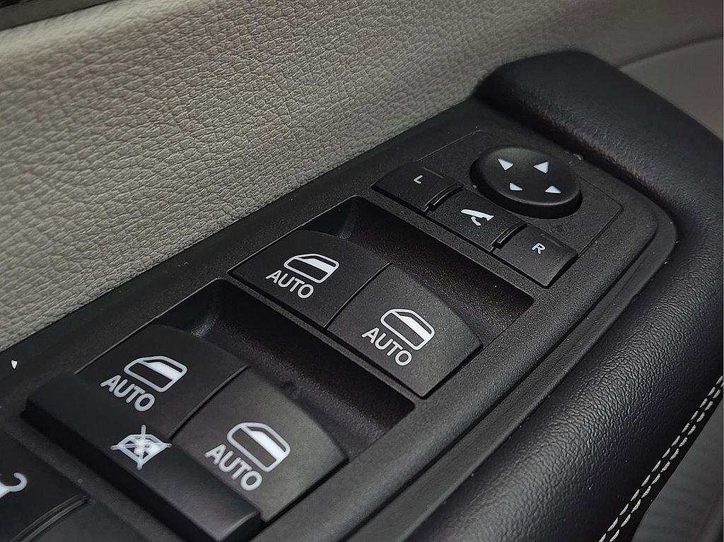 Used 2023 Chrysler Pacifica Limited image 18