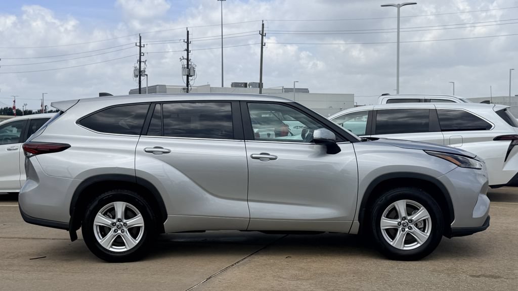 Used 2024 Toyota Highlander LE AWD/4WD image 6