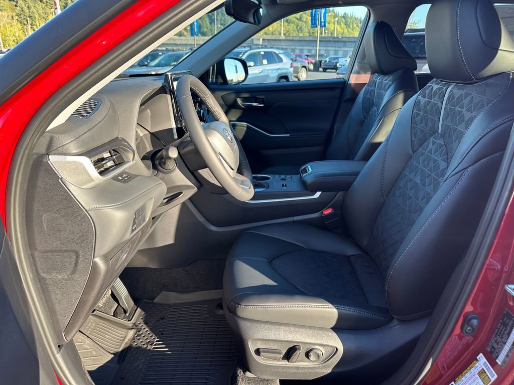New 2025 Toyota Highlander XLE image 14
