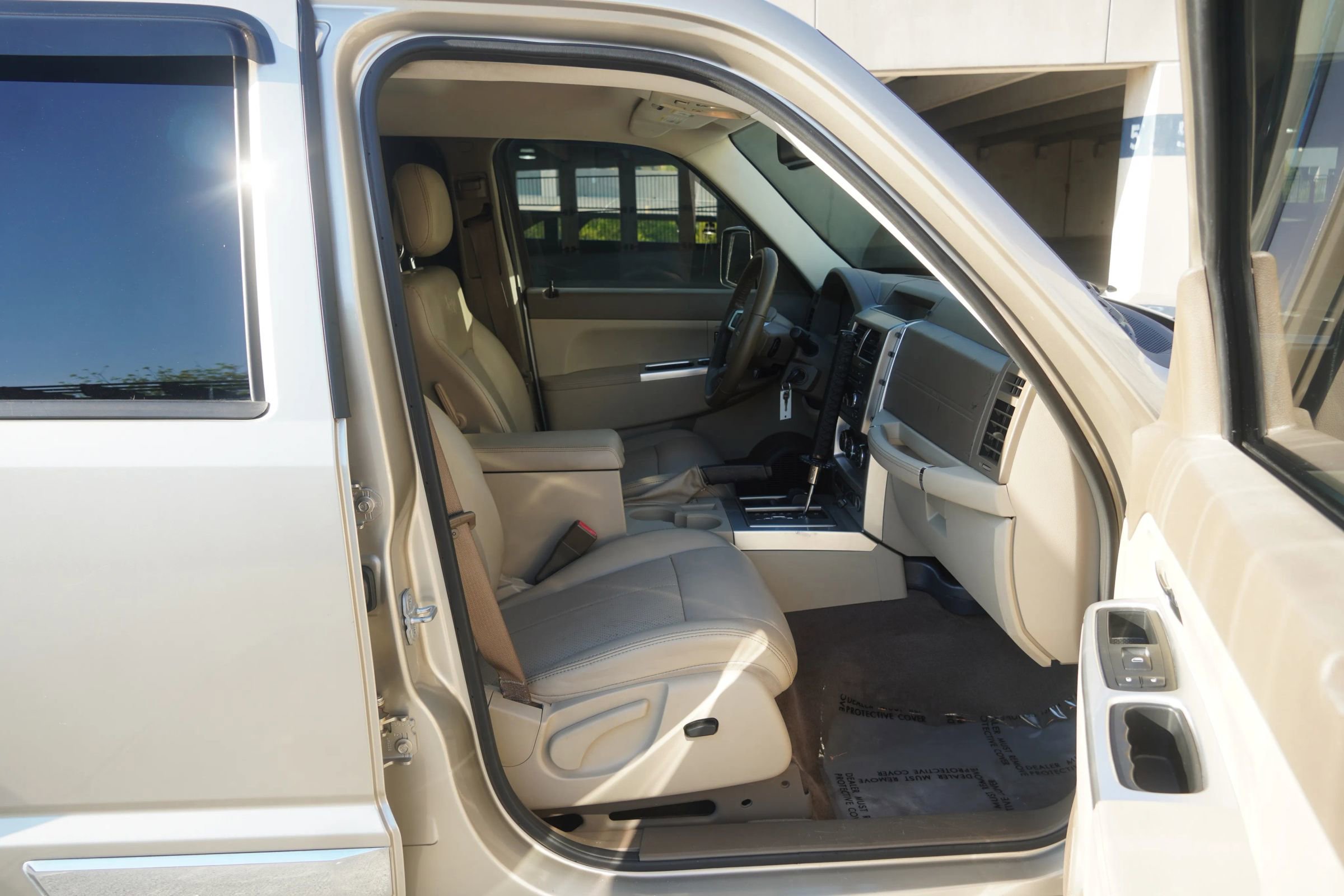Used 2010 Jeep Liberty Limited w/ Tire & Wheel Group image 39