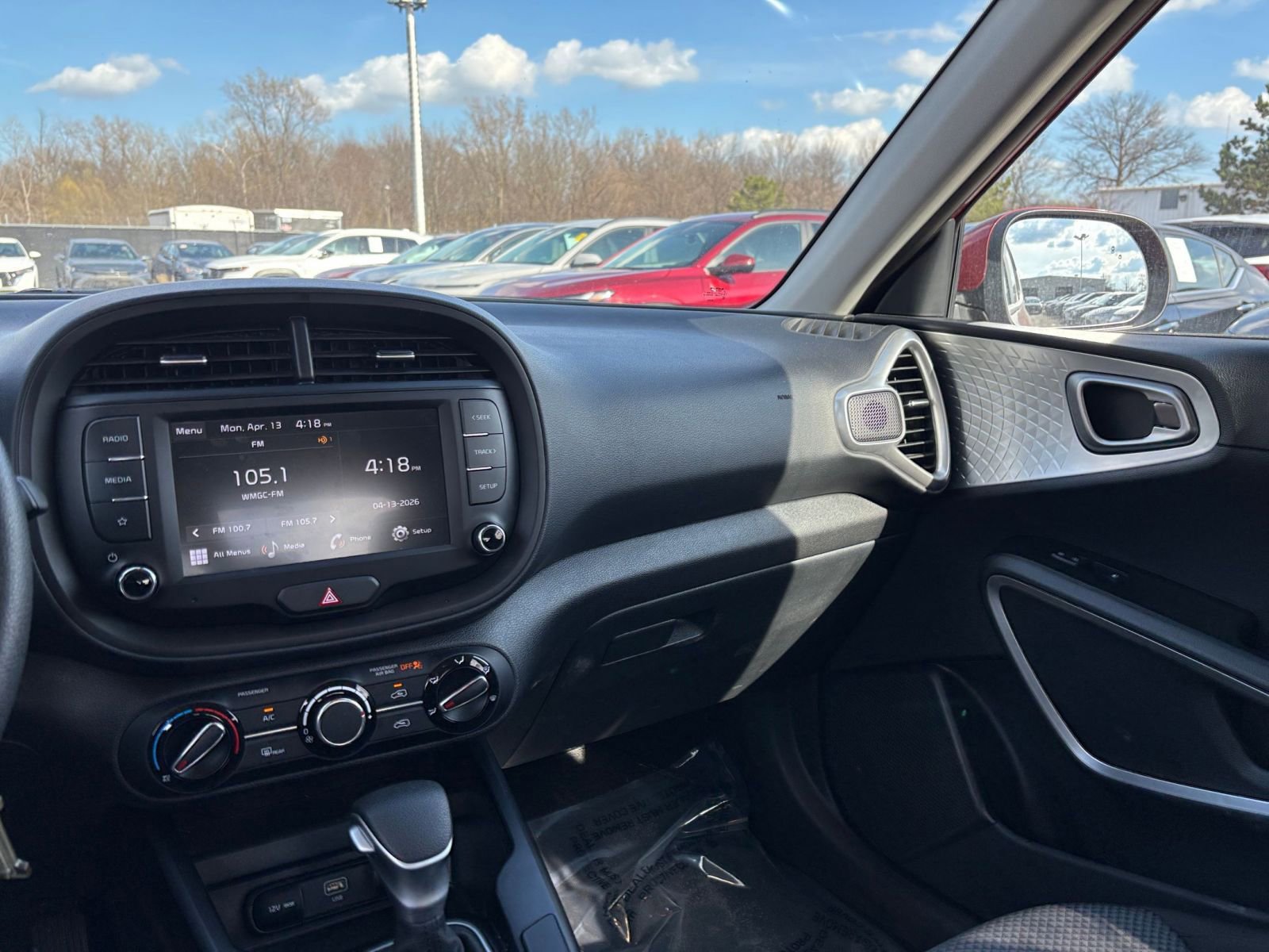 Used 2025 Kia Soul LX w/ LX Technology Package FWD image 34