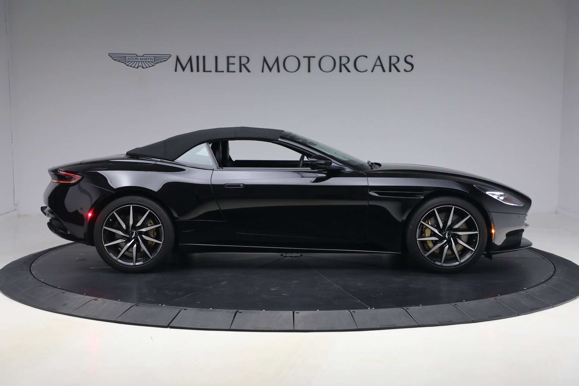 Used 2020 Aston Martin DB11 Volante image 21
