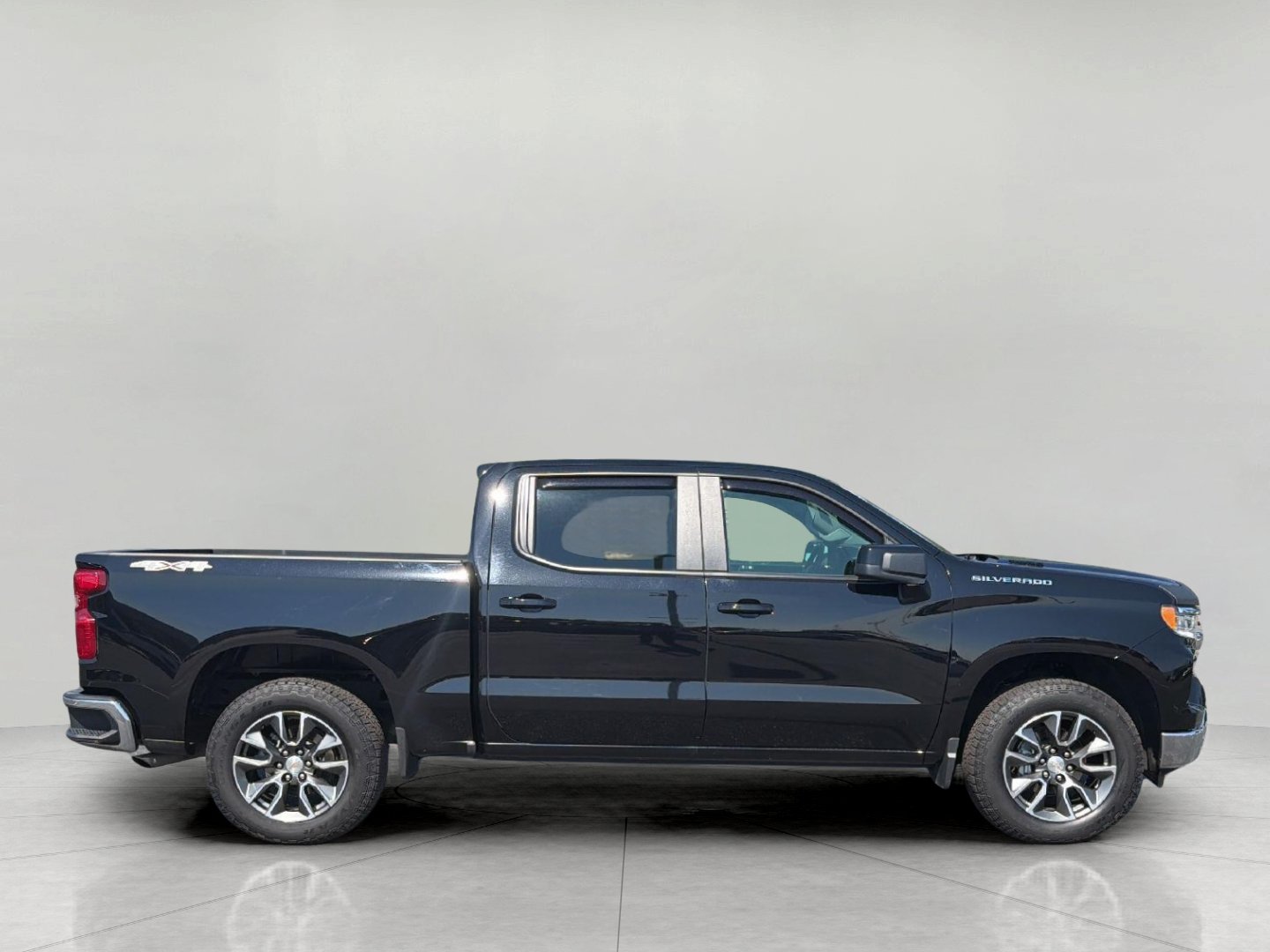 Used 2025 Chevrolet Silverado 1500 LT AWD/4WD image 3