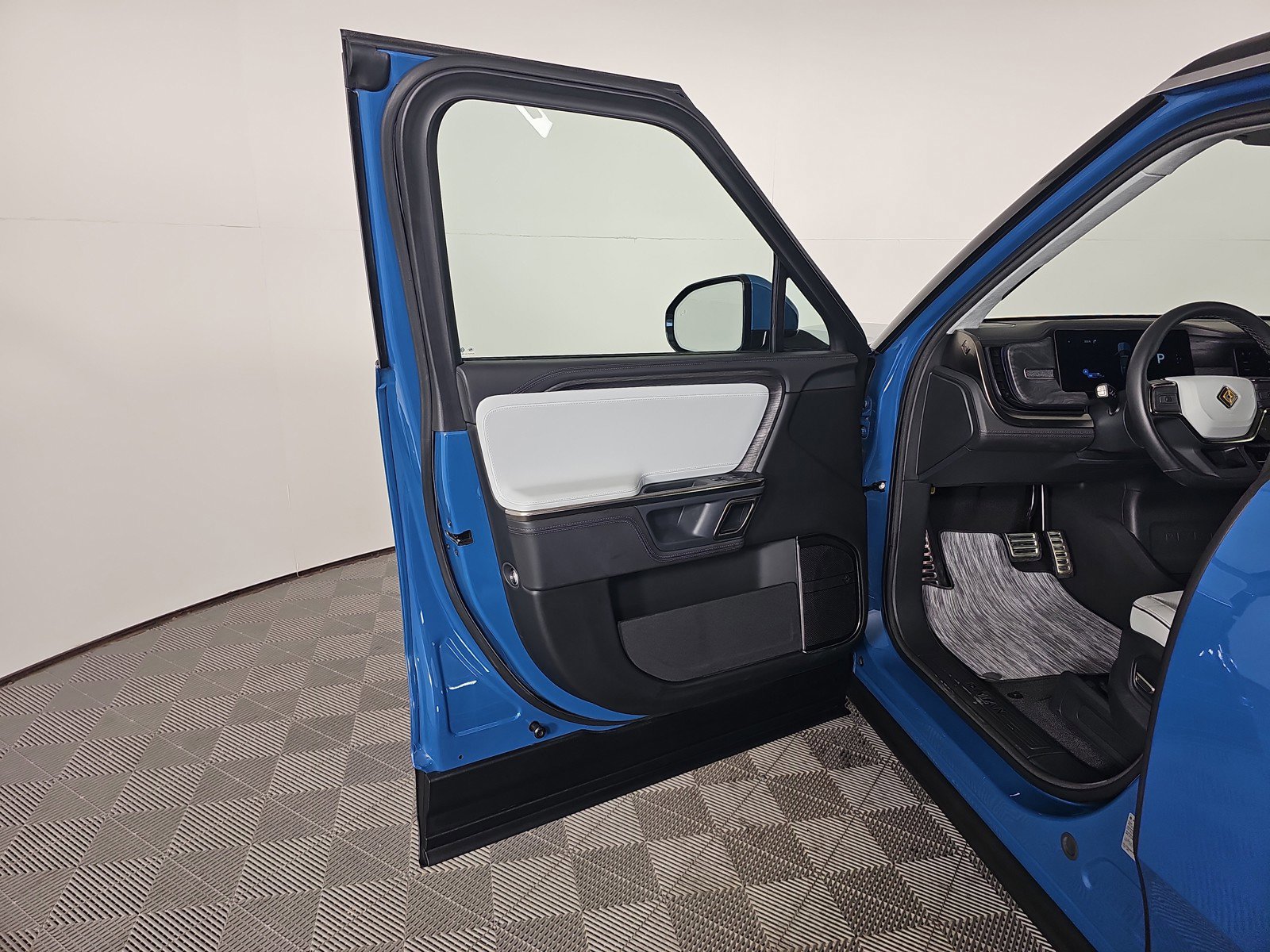 Used 2023 Rivian R1S Adventure image 17