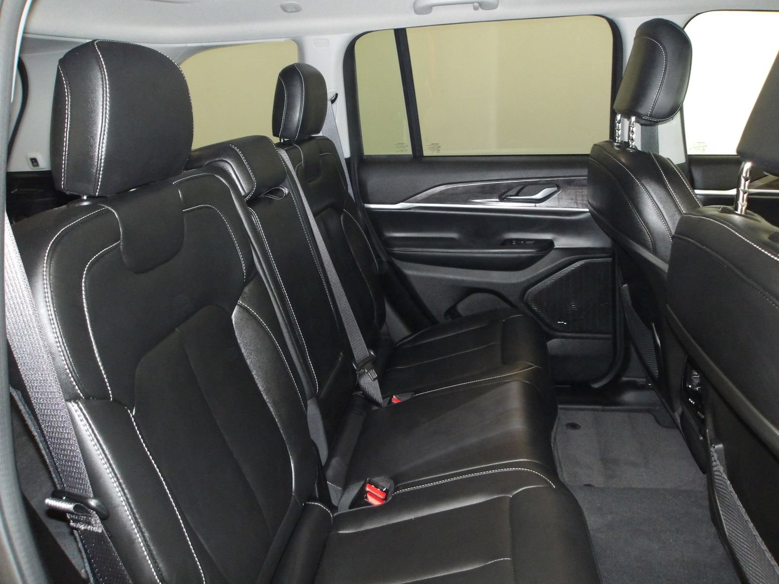 Used 2024 Jeep Grand Cherokee Limited AWD/4WD image 15