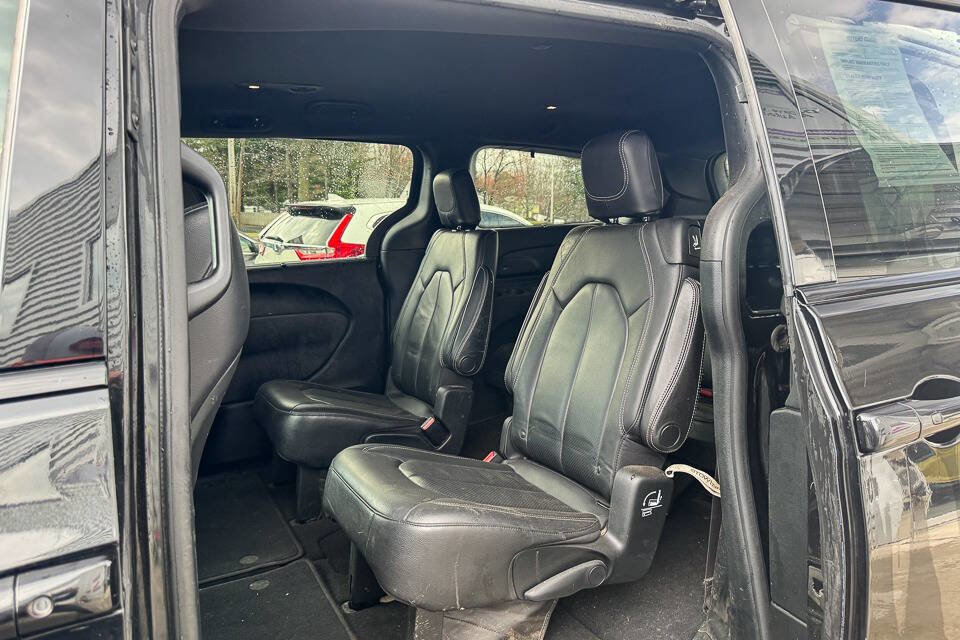 Used 2018 Chrysler Pacifica Touring-L w/ Premium Audio Group image 19