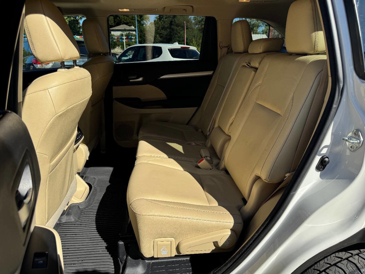 Used 2017 Toyota Highlander XLE image 12