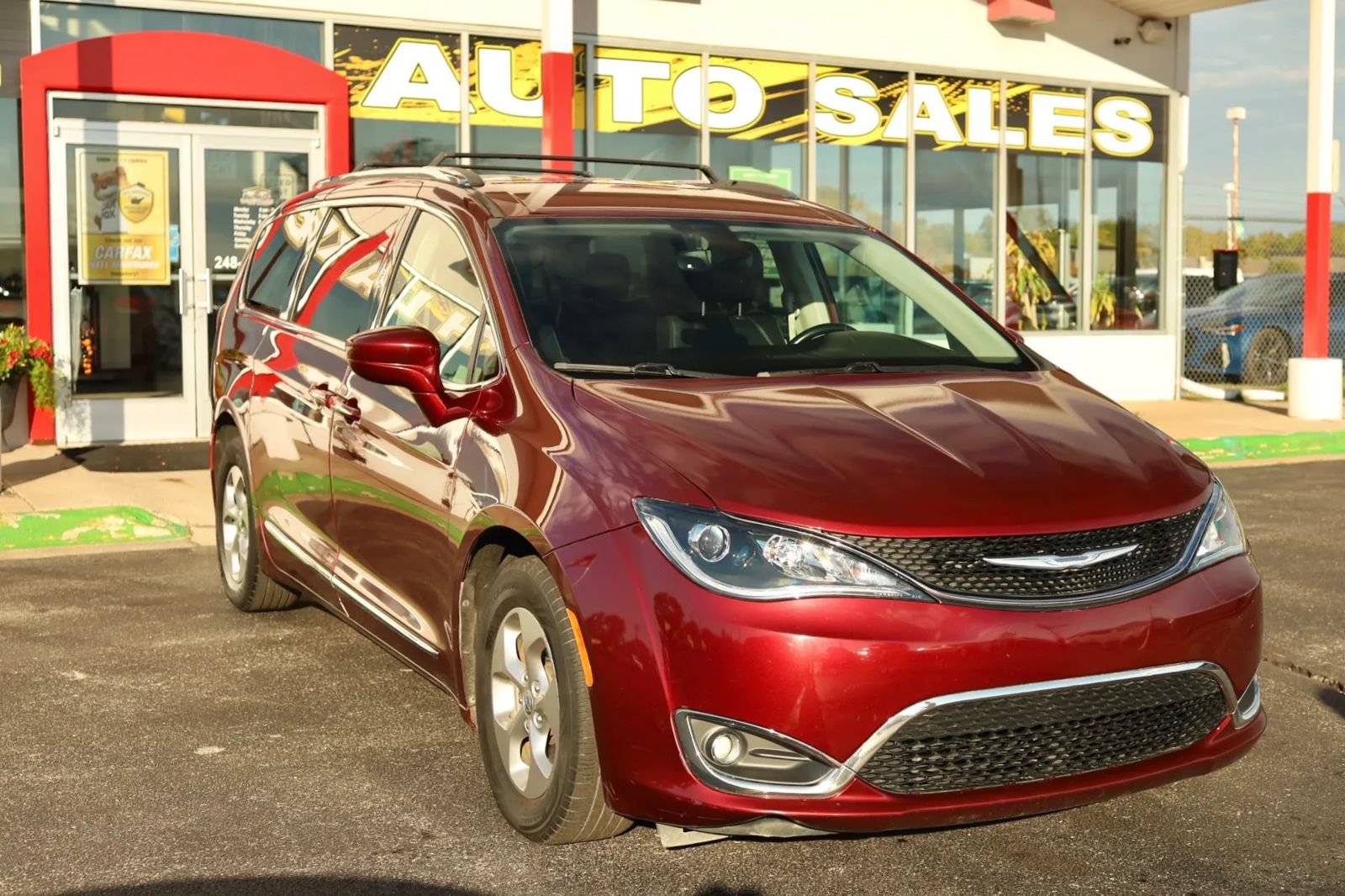 Used 2017 Chrysler Pacifica Touring-L Plus FWD image 3