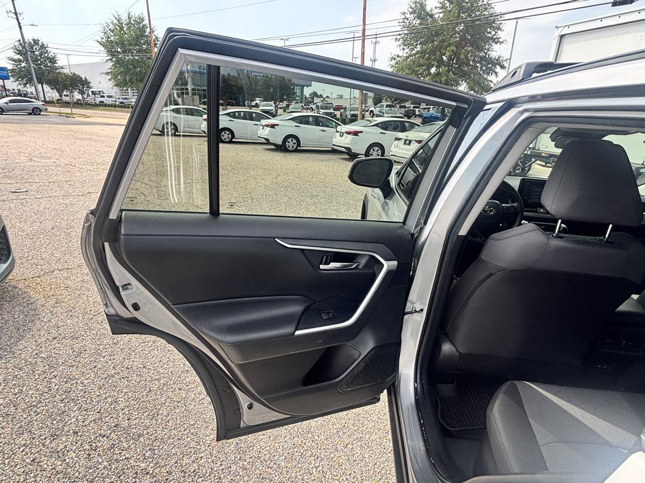 Used 2020 Toyota RAV4 XLE AWD/4WD image 50