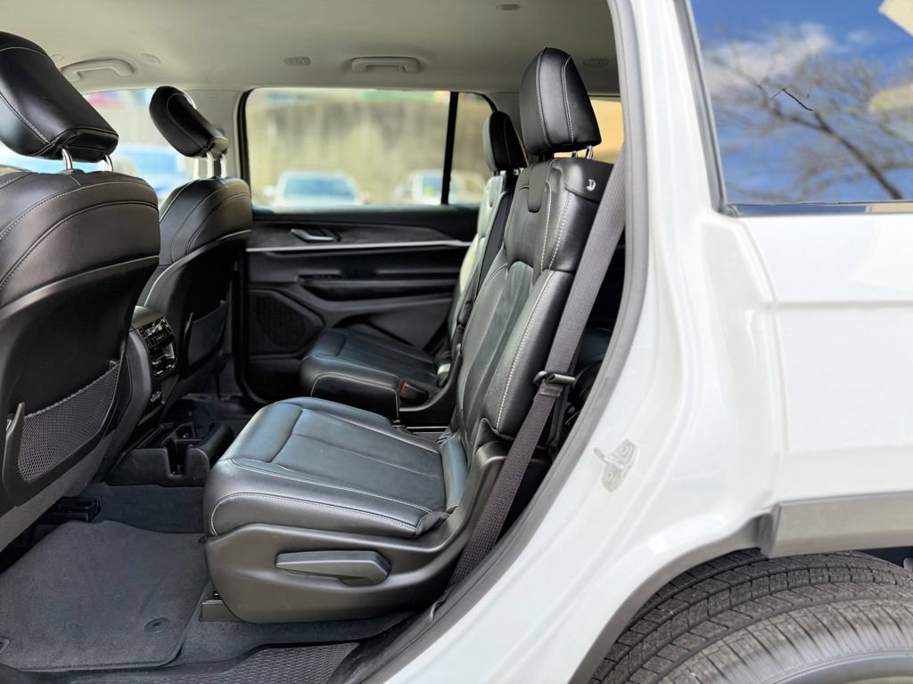 Used 2023 Jeep Grand Cherokee L Limited AWD/4WD image 17